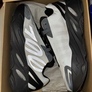 Yeezy 700 MNVN Blue Tint Size 10 Mens EUC